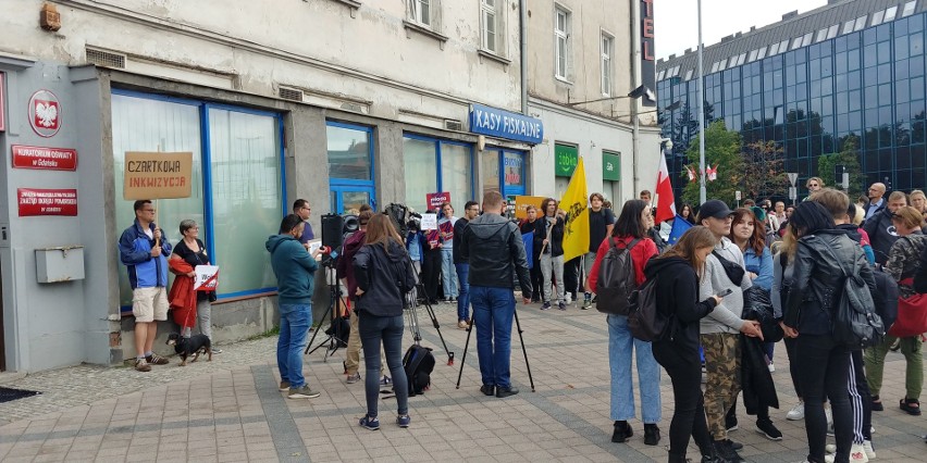 Przed siedzibą kuratorium oświaty demonstrowali przeciwnicy ministra Przemysława Czarnka. Dyskryminacja LGBT i klerykalizacja szkół?