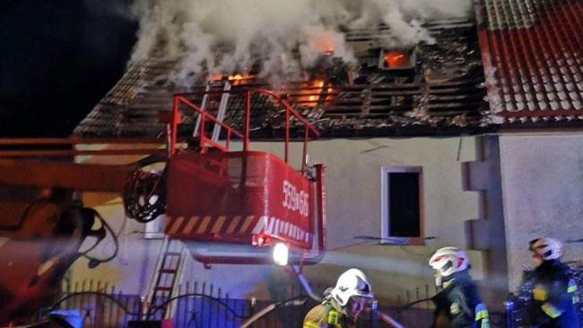 Ogień w dwurodzinnym domu w Rąbinku koło Rąbina pojawił się...