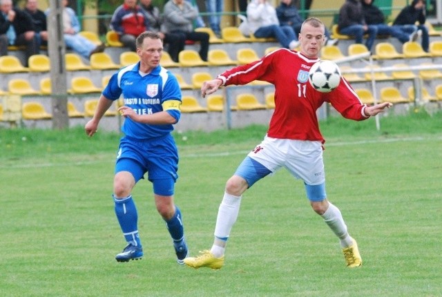 Sebastian Kostrzewa (z prawej) jesienią był wyróżniającym się piłkarzem Stali Kunów. Zdobył cztery bramki.