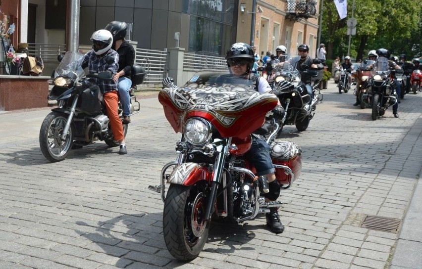 Budzenie Sienkiewki 2016. Niezwykła kawalkada motocyklistów wzdłuż kieleckiego deptaka