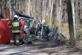 Tragiczny wypadek na drodze Rulewo-Grupa pod Świeciem. Samochód uderzył w drzewo. Nie żyje jedna osoba