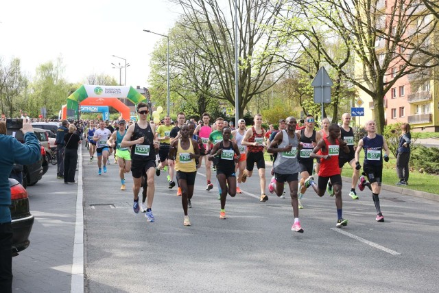 W sobotnie przedpołudnie w 16. Półmaratonie Dąbrowskim ArcelorMittal Park wystartowały tłumy biegaczy  Zobacz kolejne zdjęcia. Przesuwaj zdjęcia w prawo - naciśnij strzałkę lub przycisk NASTĘPNE