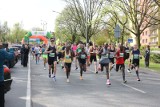 16. Półmaraton Dąbrowski ArcelorMittal Poland - ponad 1,2 tys. biegaczy rywalizowało w Dąbrowie Górniczej. Zobacz ZDJĘCIA