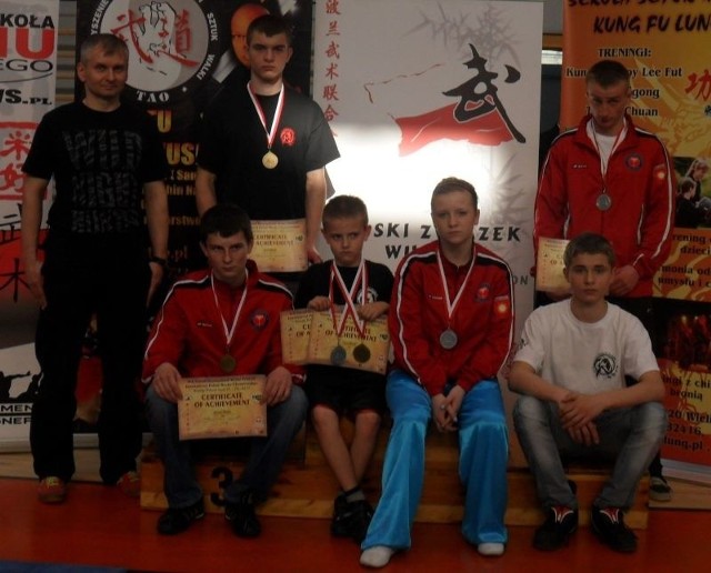 Andrzej Cupryjak-Socha ze swoimi podopiecznymi, którzy zdobyli medale na Międzynarodowych Mistrzostwach Polski Wushu.