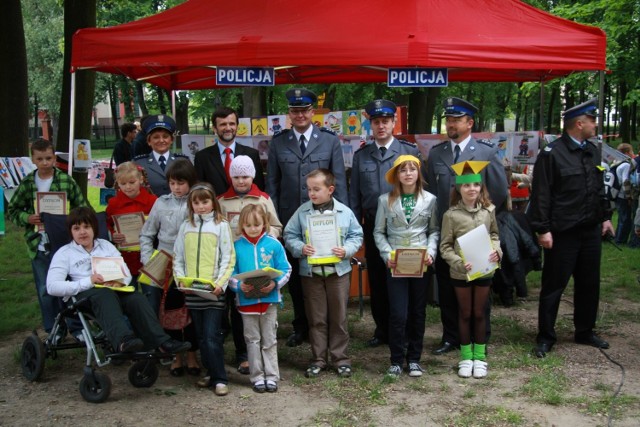 Autorzy najlepszych prac plastycznych nadesłanych na konkurs policyjny otrzymali dyplomy i upominki. Był też czas na wykonanie wspólnej fotografii z przedstawicielami samorządu i policji w Przysusze.