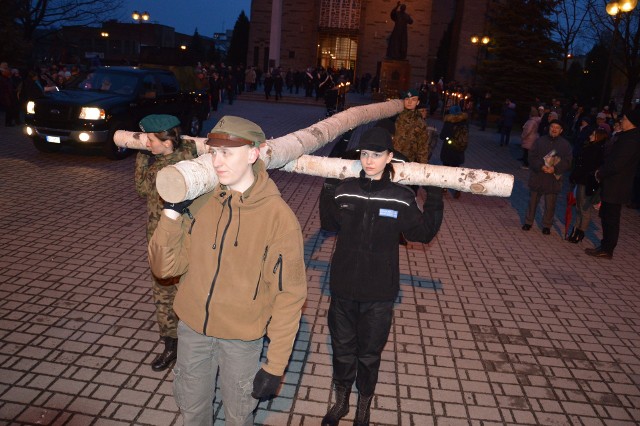 Początek Drogi Krzyżowej przy bazylice konkatedralnej