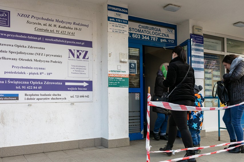 Kolejka do przychodni przy ulicy Kadłubka w Szczecinie stała na dworze w minusowych temperaturach. Brakuje lekarzy...