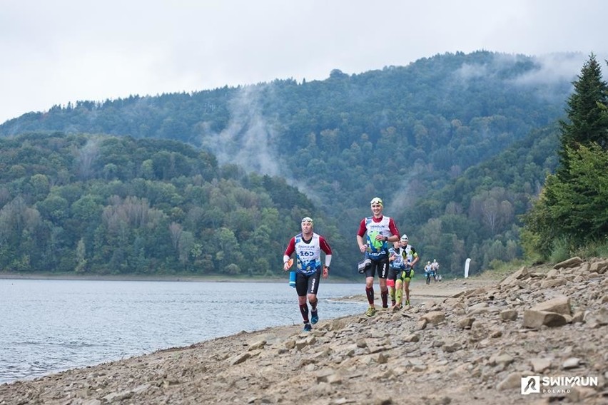 Jezioro Solińskie w sobotę będzie areną ekstremalnych zmagań pływaków i biegaczy. Ponad 400 zawodników na starcie Swimrun Solina [ZDJĘCIA]