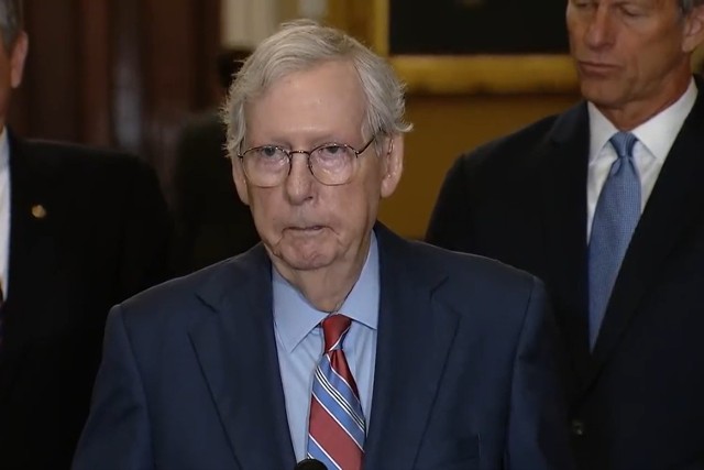 Senator Mitch McConnell "zamarzł" na konferencji. Dlaczego?