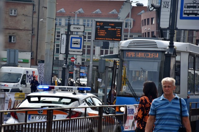 Tramwaje skierowano objazdem.