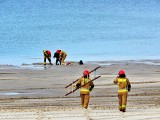 Plaża w Ustce wciąga jak bagno. Spacery brzegiem morza w czasie refulacji kończą się źle