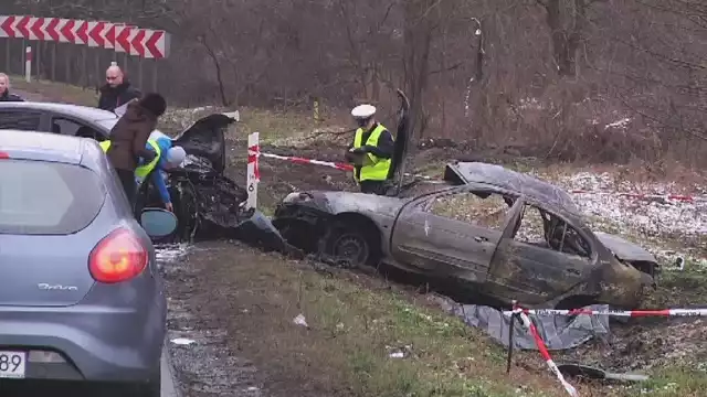 Śmiertelny wypadek w Osieku, 25.01.2015. Renault spłonęło razem z kierowcą