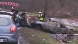 Śmiertelny wypadek pod Lubinem. Renault zapaliło się po zderzeniu. Kierowca spłonął (ZDJĘCIA, FILM)