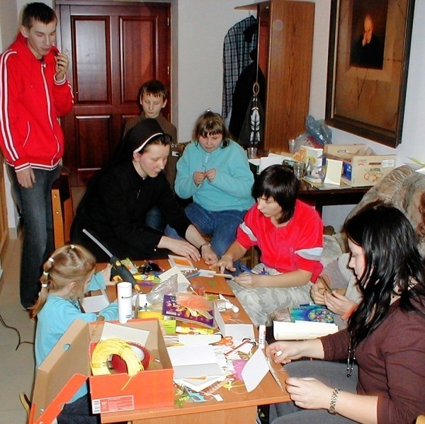 Dzieci z Rudnika nad Sanem, z siostrą Beatą podczas zajęć w swoim miejscu zamieszkania.