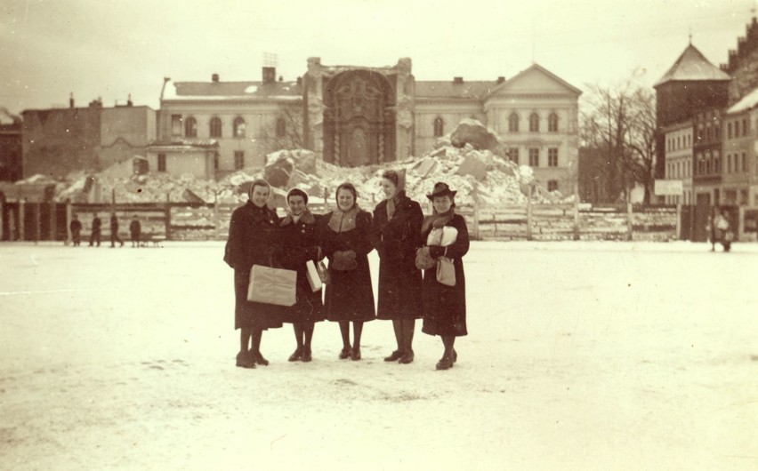 Zima 1940 r., Stary Rynek. Na tle zburzonej przez Niemców...