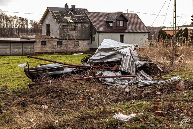 Dziesiątki uszkodzonych i zerwanych dachów, połamane drzewa i zerwane linie energetyczne - to skutki przejścia przez powiat pleszewski orkanu Dudley. Najbardziej w starciu z wichurą ucierpiała Dobrzyca, gdzie uszkodzonych jest około 50 budynków.