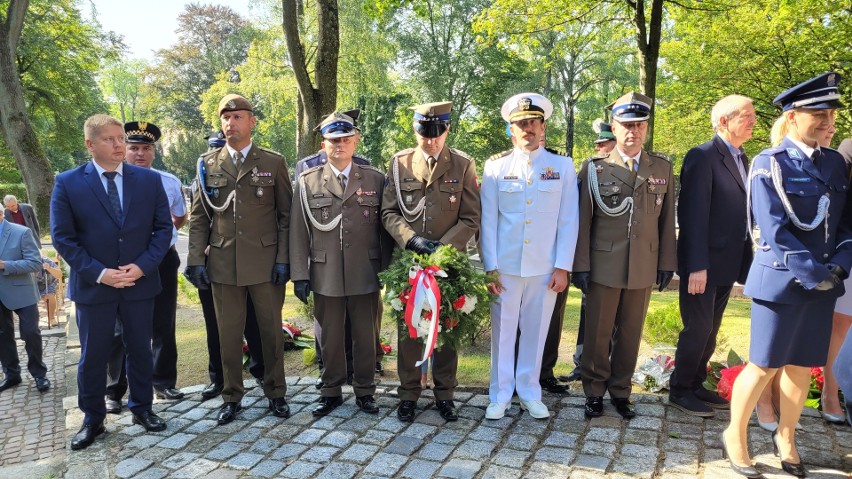 Pod Krzyżem Katyńskim w Słupsku oddano hołd Polakom, którzy...
