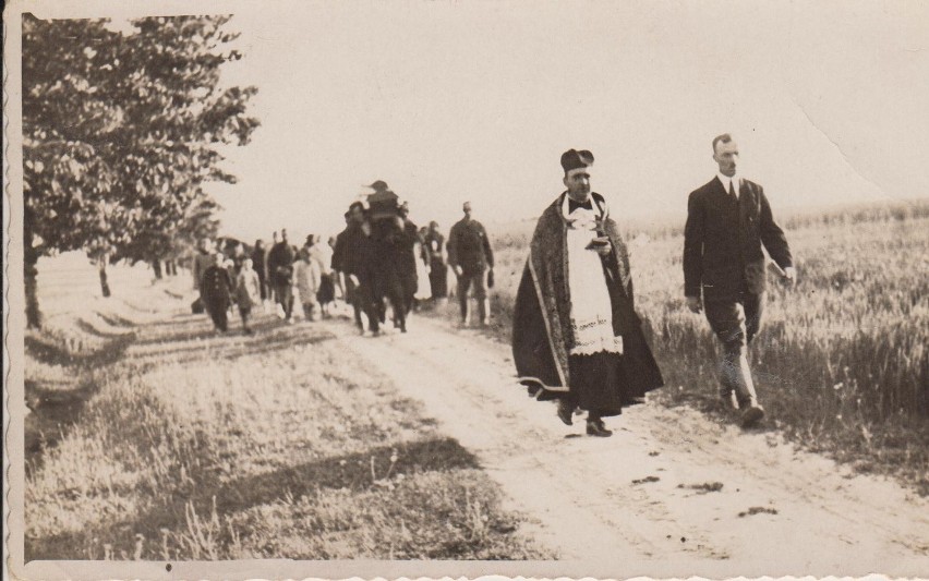 1935 rok, pogrzeb prowadzony przez księdza Krawczyka.