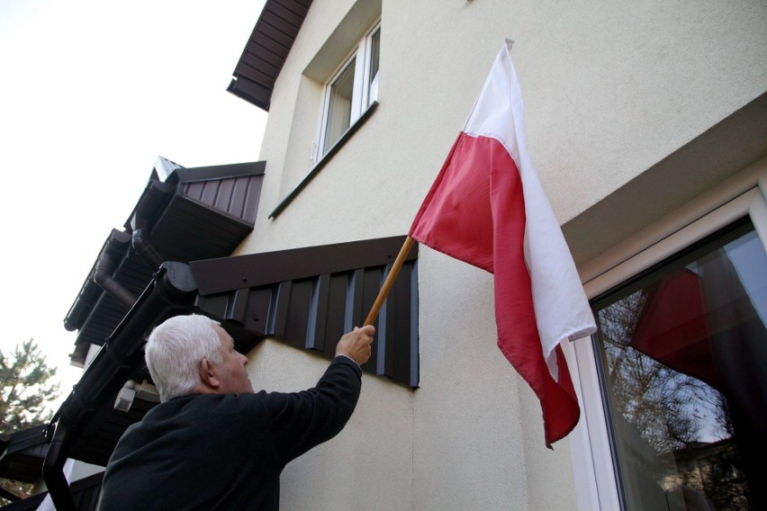 Pan Wiesław z Lublina zawsze pamięta o wywieszaniu flagi w...