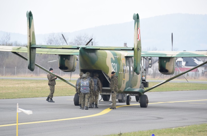 Ćwiczenia spadochroniarzy brygady powietrznodesantowej na lotnisku w Krośnie [ZDJĘCIA] 