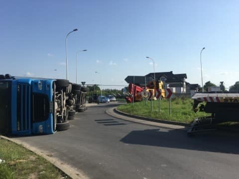 Przewrócona ciężarówka zablokowała pas ruchu. Do jej...