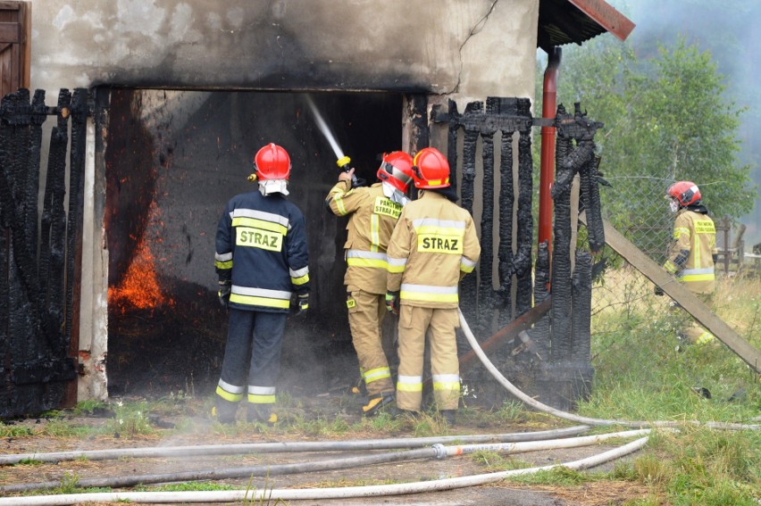 Trwa akcja gaśnicza w Barnowie w gminie Kołczygłowy (powiat...