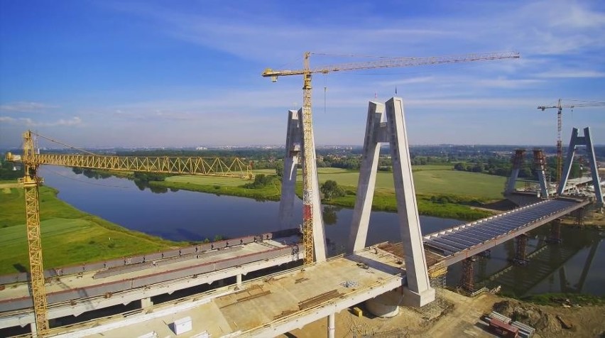 Nowy most na Wiśle spiął już oba brzegi rzeki