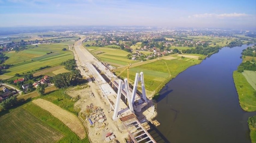 Nowy most na Wiśle spiął już oba brzegi rzeki