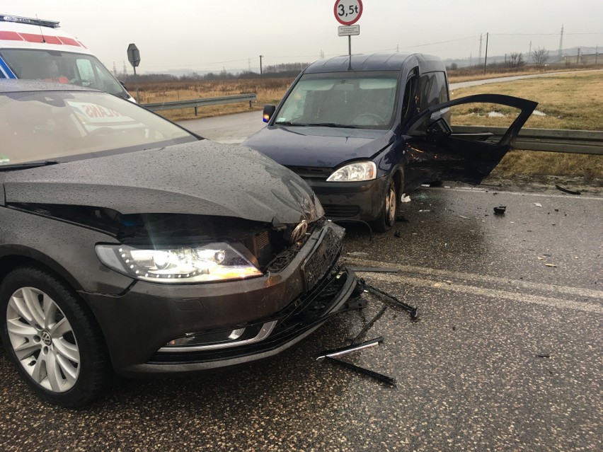 Tarnów. Zderzenie dwóch samochodów na ulicy Niedomickiej [ZDJĘCIA]