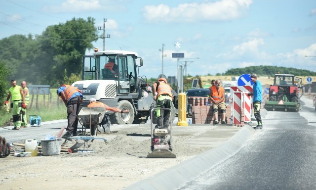 Przebudowa drogi rozpoczęła się w maju i ma potrwać do końca września tego roku.