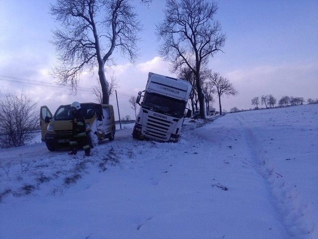Strażacy z OSP w Lipienku i Lisewie za pomocą dwóch ciągników rolniczych i ciężkiego wozu pożarniczego wyciągnęli ciężarówkę z pola. Po zderzeniu uszkodzony był też pojazd dostawczy