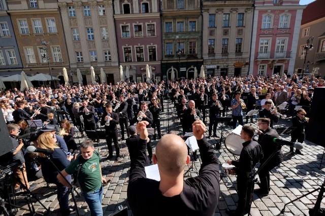 W niedzielę o godzinie 12, odbył się koncert upamiętniający 100-lecie niepodległości. Na Starym Rynku utwór "Victoria'18" zagrało stu trębaczy. Zobacz zdjęcia ------>