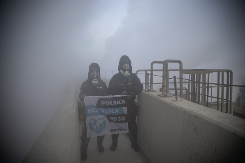 Rok temu działacze Greenpeace Polska wyświetlili na kominie...