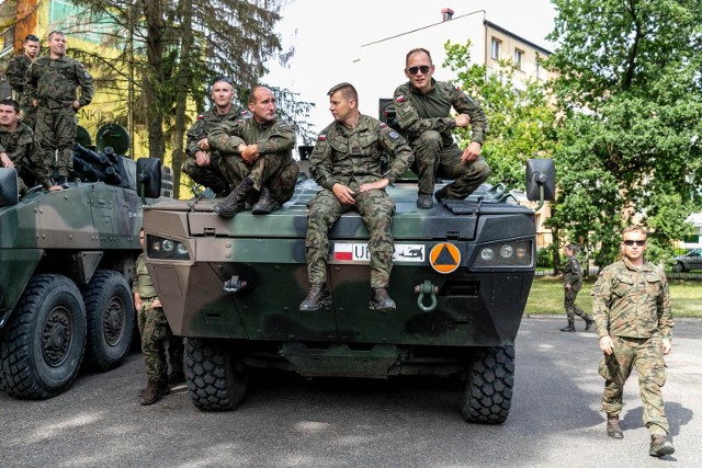 Major Błażej Łukaszewski z 12. Szczecińskiej Dywizji Zmechanizowanej tłumaczy, że odwiedzając mieszkańców żołnierze chcą zakomunikować społeczeństwu, że w każdej chwili mogą liczyć na wojsko