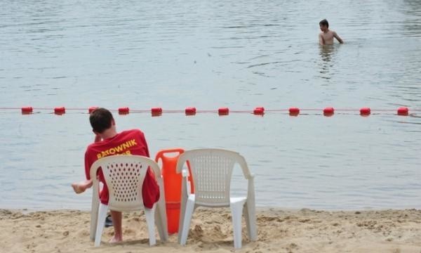 Funkcjonariusze komendy powiatowej Policji w Myśliborzu dzięki anonimowemu zgłoszeniu jednego z plażowiczów zatrzymali w sobotę nietrzeźwego ratownika w czasie wykonywania przez niego obowiązków zawodowych.