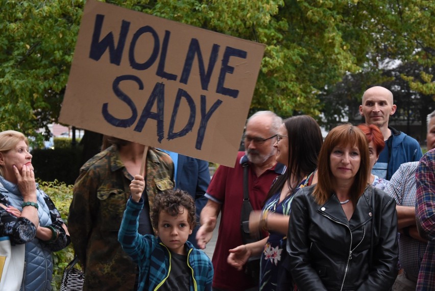 Na czwartkową manifestację przyszły całe rodziny....