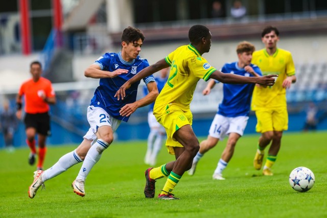 Kamil Jakóbczyk podczas meczu Lecha Poznań w 1. rundzie Ligi Młodzieżowej UEFA z mistrzem Francji FC Nantes w październiku 2023 roku