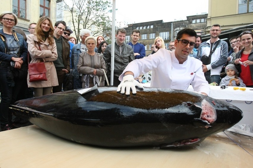 Dzień Sushi na Piotrkowskiej. Gigantyczny tuńczyk ważący 154 kg [ZDJĘCIA] 