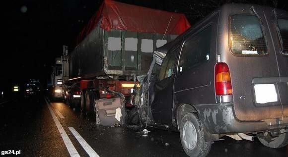 Do zderzenia doszło około godz. 23.30. Kierowca ciężarówki był trzeźwy.