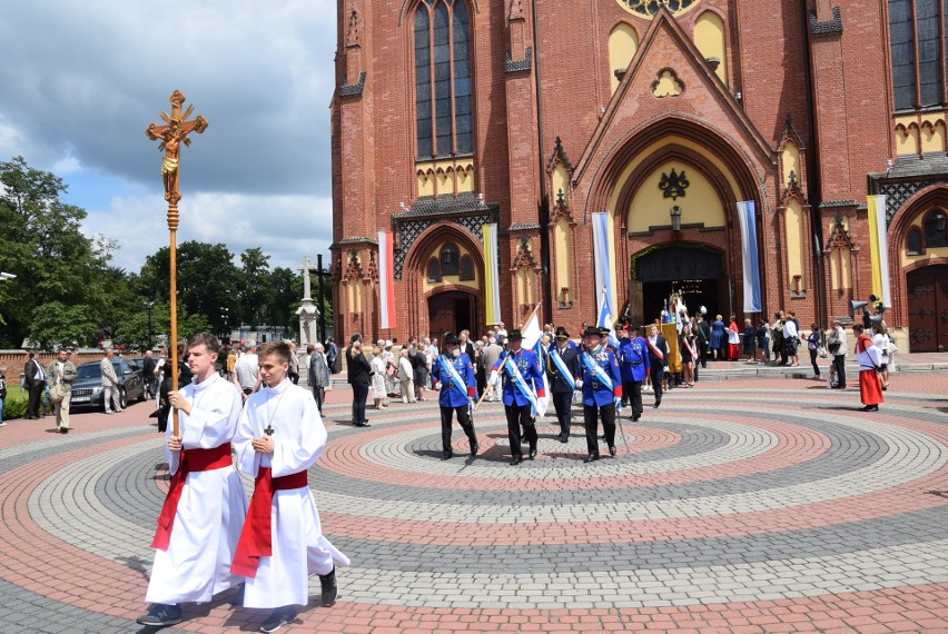 Arcybiskup Wiktor Skworc poświęcił sztandar Rybnika