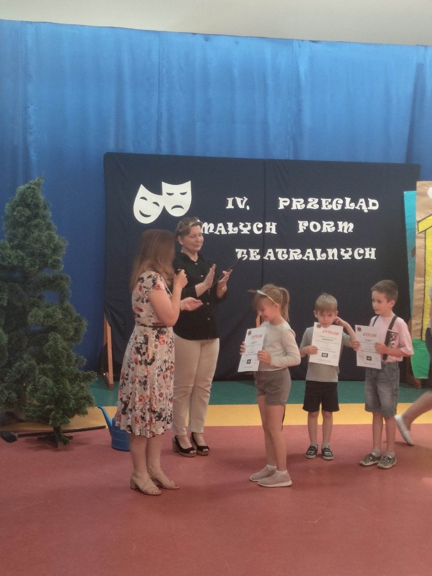 Przegląd Małych Form Teatralnych w PSP w Czarni. Zaprezentowały się dzieci z oddziałów przedszkolnych i klas I-III. 7.06.2023. Zdjęcia