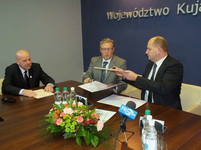 Brodnicy ZOZ otrzyma prawie 18 milionów złotych wsparcia z RPO. Podpisanie umowy o dofinansowanie odbyło się z udziałem starosty Piotra Boińskiego, dyrektora Dariusza Szczepańskiego, marszałka Piotra Całbeckiego i wicemarszałka Edwarda Hartwicha.