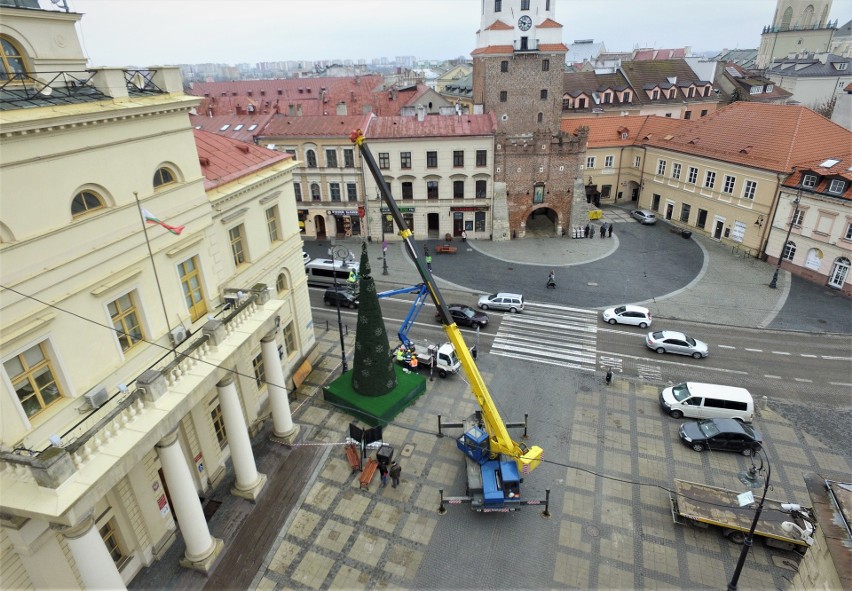 Choinka przed lubelskim ratuszem została ustawiona we wtorek...