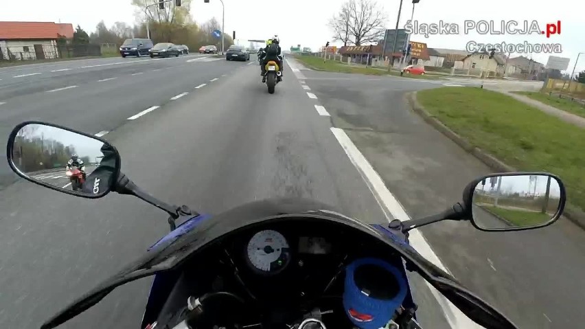 Wypadek nagrała kamera na kasku motocyklisty jadącego za...