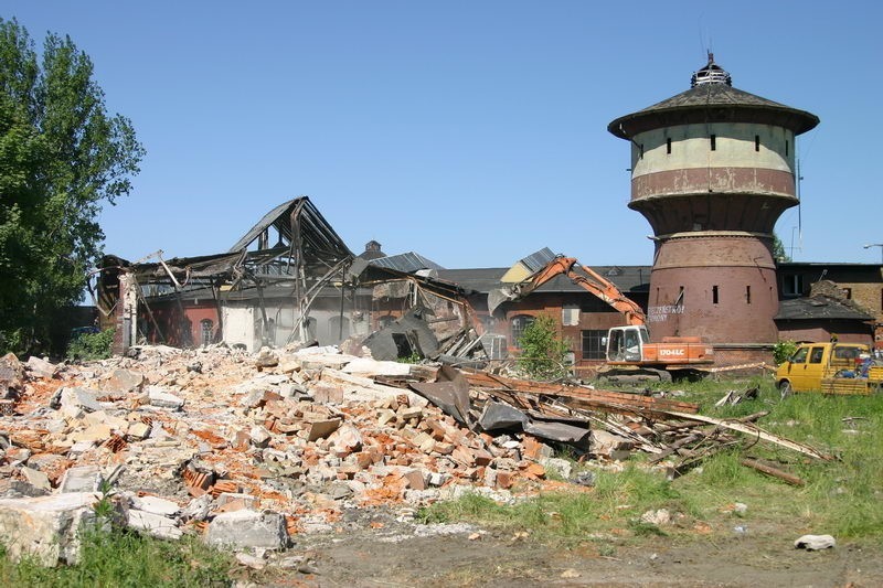 Rozpoczela sie rozbiórka obiektów lokomotywowni przy ul....