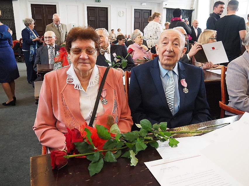 Medale za długoletnie pożycie małżeńskie wręczono w Łodzi. Poznacie niezwykłe historie małżeńskie, część 2
