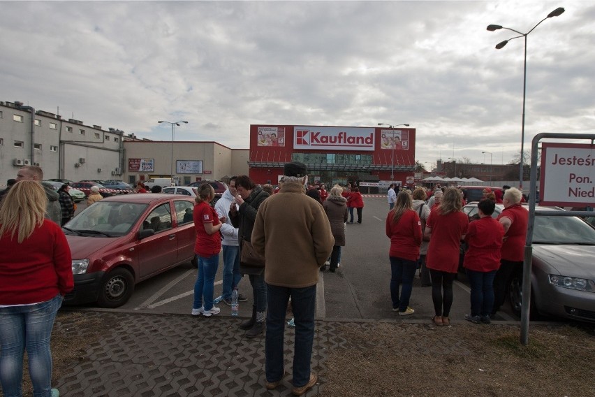 Wrocław: Bomba w Kauflandzie? Ewakuowano dwa sklepy, łącznie ponad 1000 osób (ZDJĘCIA)