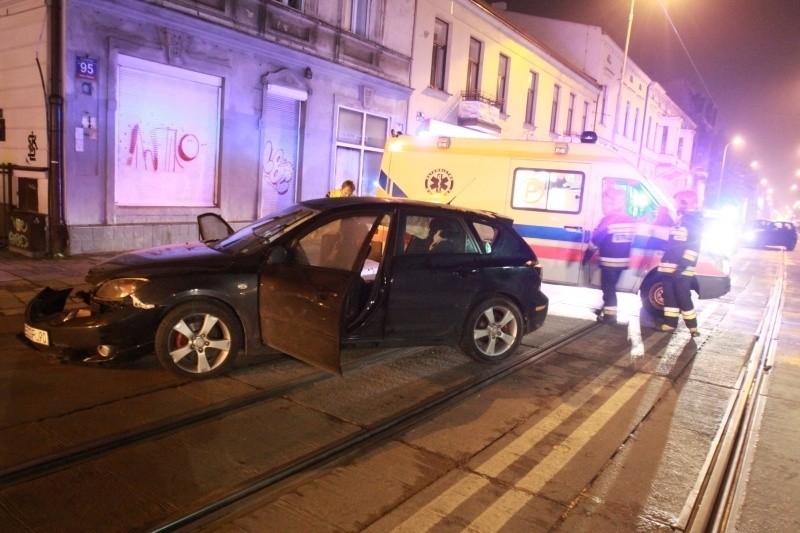 Groźny wypadek w centrum Łodzi! Trzy osoby uwięzione [zdjęcia]