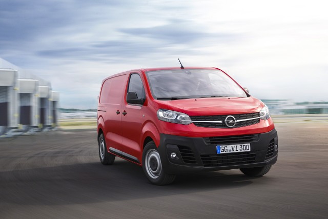 Opel Vivaro W porównaniu z poprzednim modelem trzecia generacja Vivaro jest dostępna w trzech, a nie dwóch długościach (4,60 m, 4,95 m oraz 5,30 m). Zwiększono także ładowność (o 200 kg, do 1400 kg) oraz uciąg (o pół tony, do 2500 kg). Fot. Opel