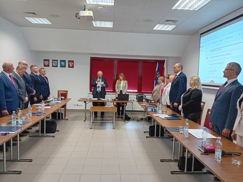 Pierwsza sesja Rady Gminy w Nagłowicach w kadencji 2024-2029. Ślubowanie radnych i wójta. Zobacz zdjęcia 